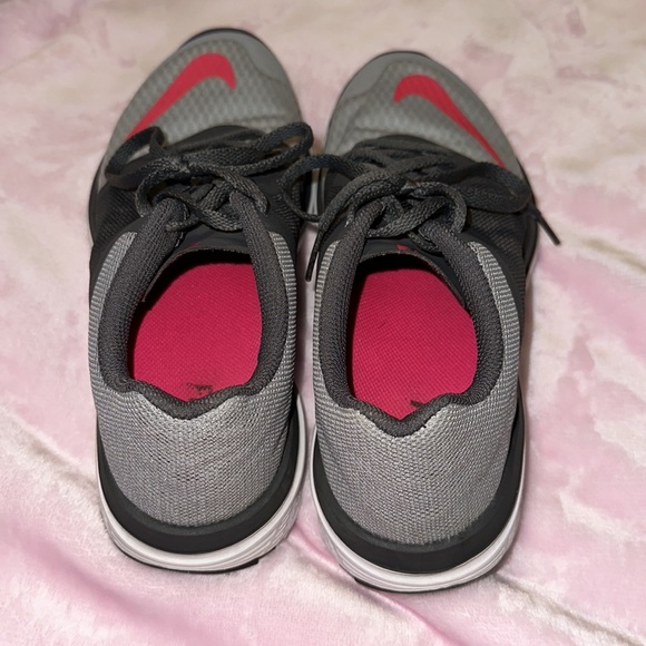 Nike women’s tennis shoes. Size 7.5 - Picture 2 of 7